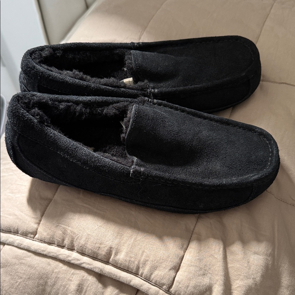 CLEARANCE NWOT ugg ASCOT fur lined black slipper moccasin FINAL PRICE